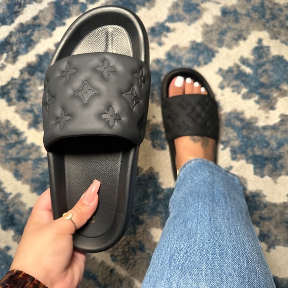 NWT!! BLACK FLAT SLIPON SLIDE SANDAL - Picture 2 of 5